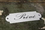 Vue rapprochée de la plaque "Privé".