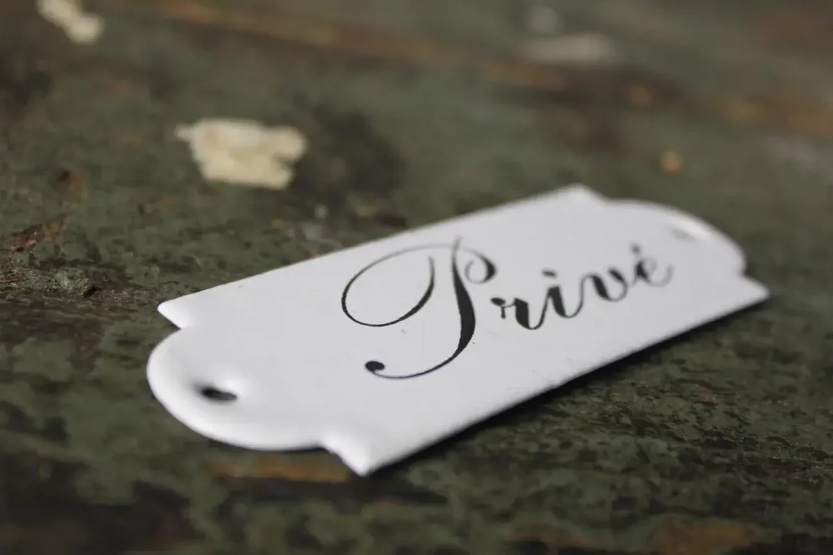 Plaque émaillée "Privé", fond blanc.