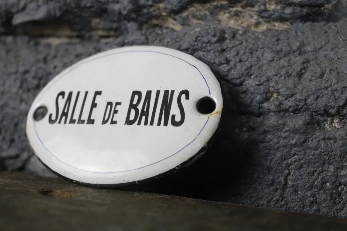 Vue de profil, bombage de la plaque émaillée.