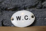 Détail des défauts d'accroche de la plaque WC.