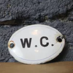 Détail des défauts d'accroche de la plaque WC.