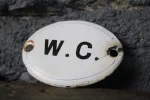 Plaque émaillée WC, pièce de collection.