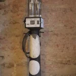 Pompe à essence GEX, peinture blanche et noire.