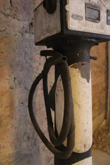 Détail du pistolet et du tuyau de la pompe à essence GEX.