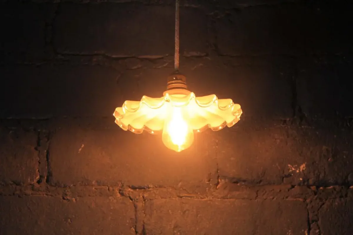 Suspension opaline dentelée, design années 30.