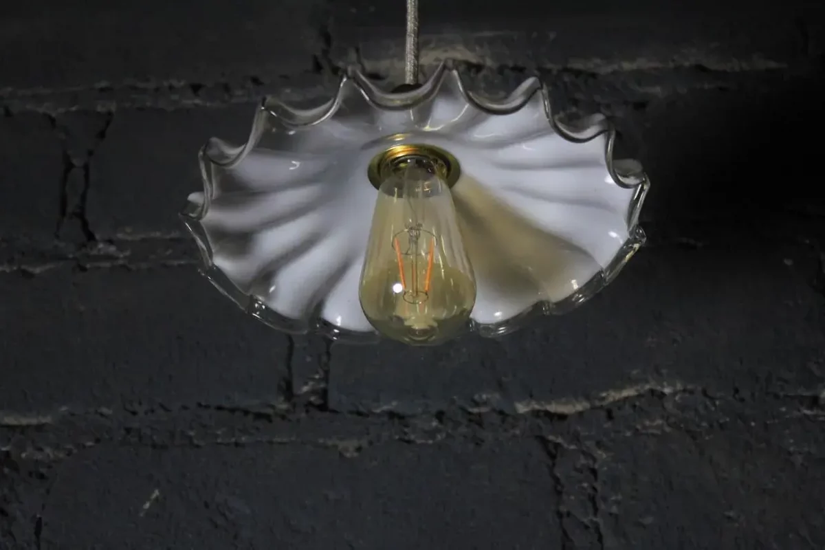 Opaline dentelée, lumière douce et diffuse.