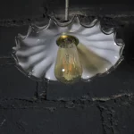 Opaline dentelée, lumière douce et diffuse.