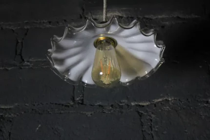 Opaline dentelée, lumière douce et diffuse.