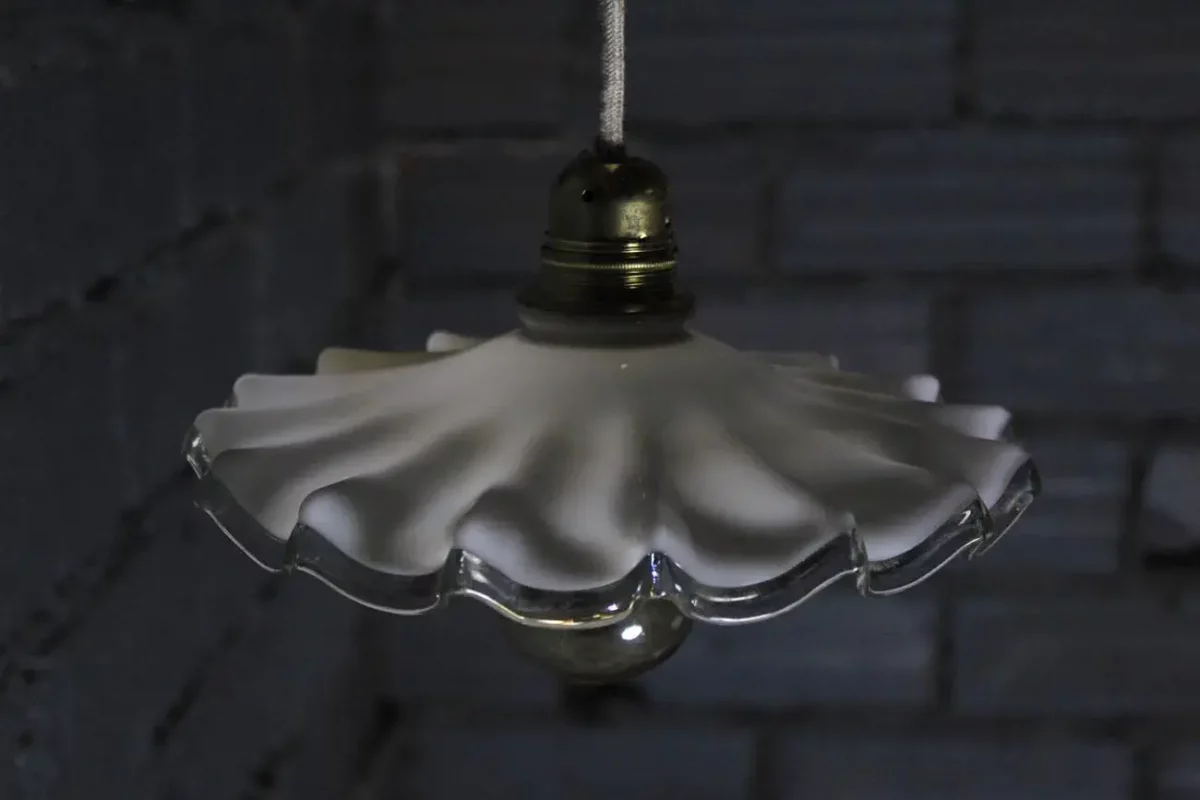 Détail de la douille en laiton et du câble tissu.
