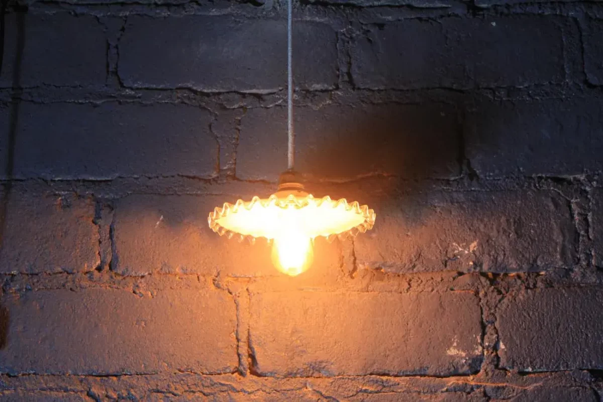 Suspension opaline dentelée, style Art Déco.