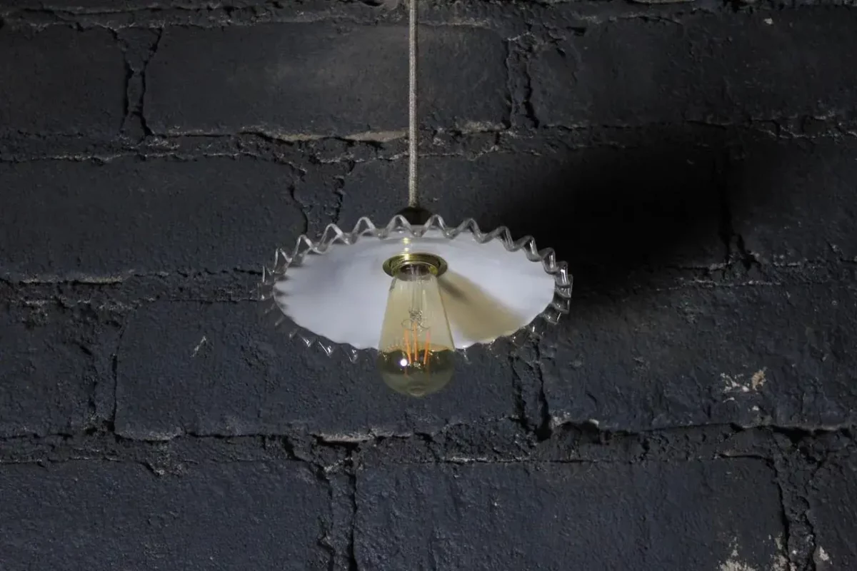 Câble en tissu, touche vintage de la suspension.