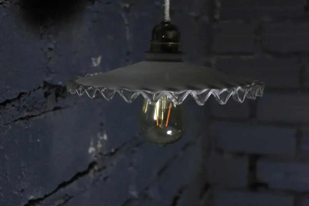 Opaline dentelée, lumière douce et diffuse.