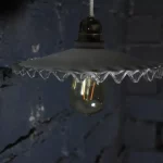 Opaline dentelée, lumière douce et diffuse.