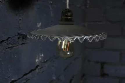 Opaline dentelée, lumière douce et diffuse.