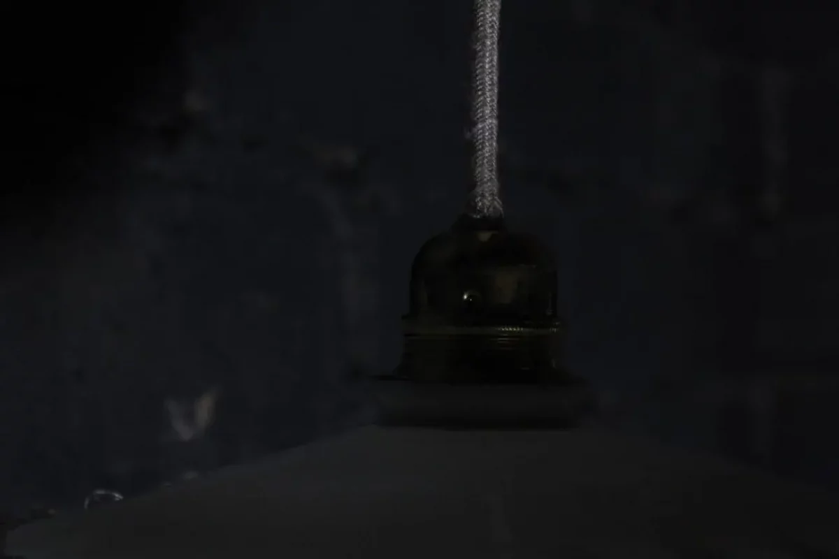 Détail de la douille en laiton de la suspension.