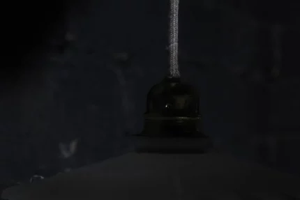 Détail de la douille en laiton de la suspension.