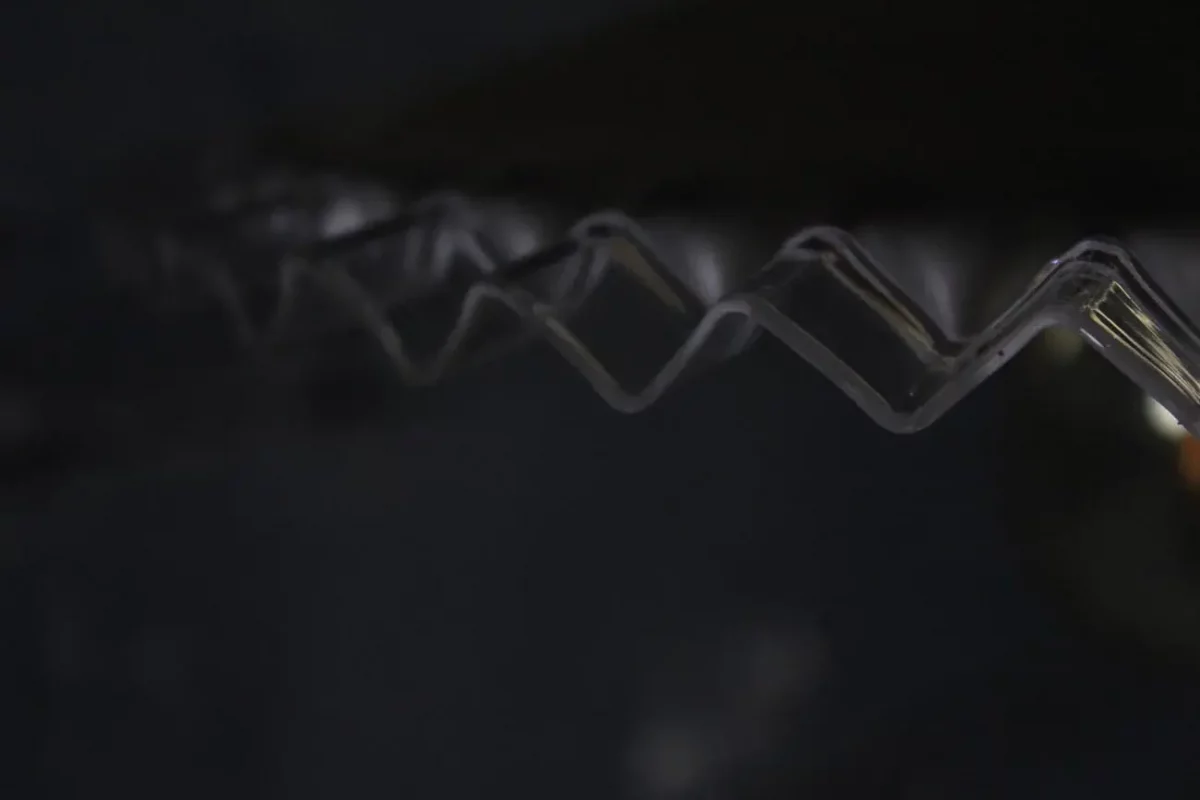 Détail des dentelures de la suspension opaline.