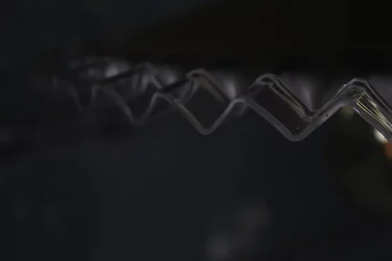 Détail des dentelures de la suspension opaline.