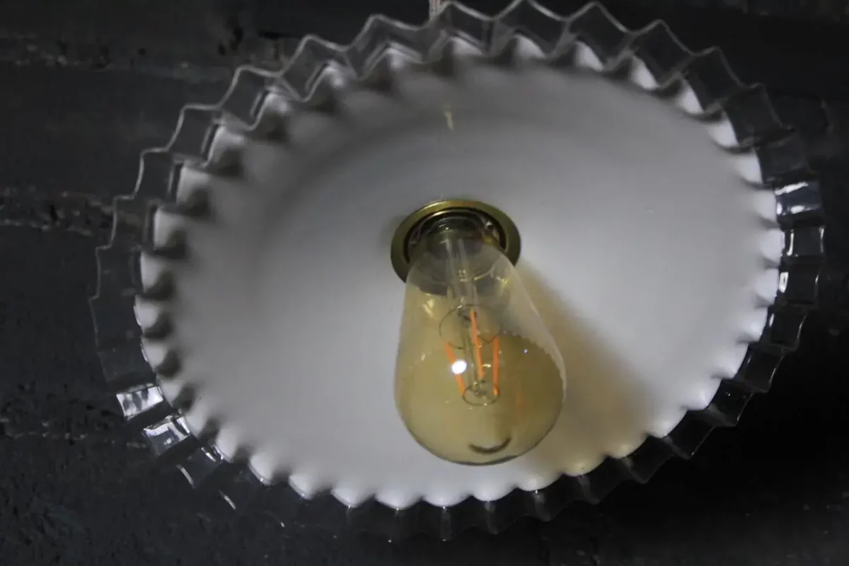 Suspension opaline dentelée, détail du verre.