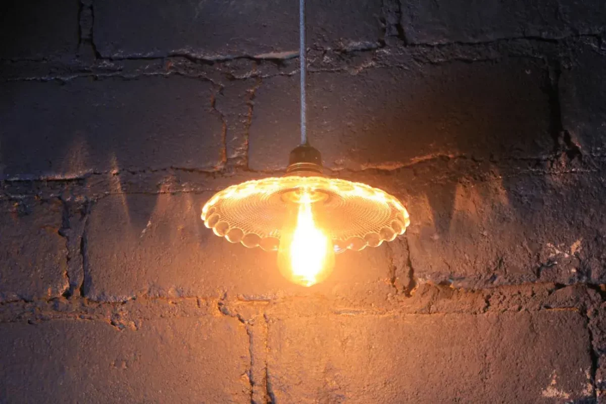 Câble en tissu vintage de la suspension en verre.