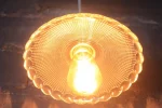 Suspension en verre, éclairage doux et chaleureux.