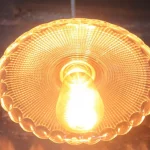 Suspension en verre, éclairage doux et chaleureux.