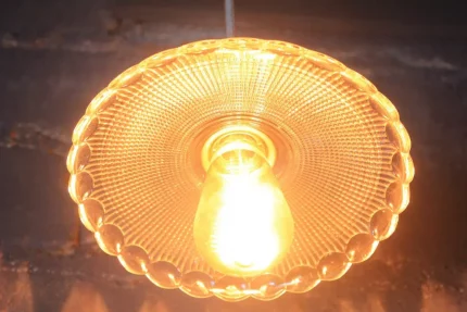 Suspension en verre, éclairage doux et chaleureux.