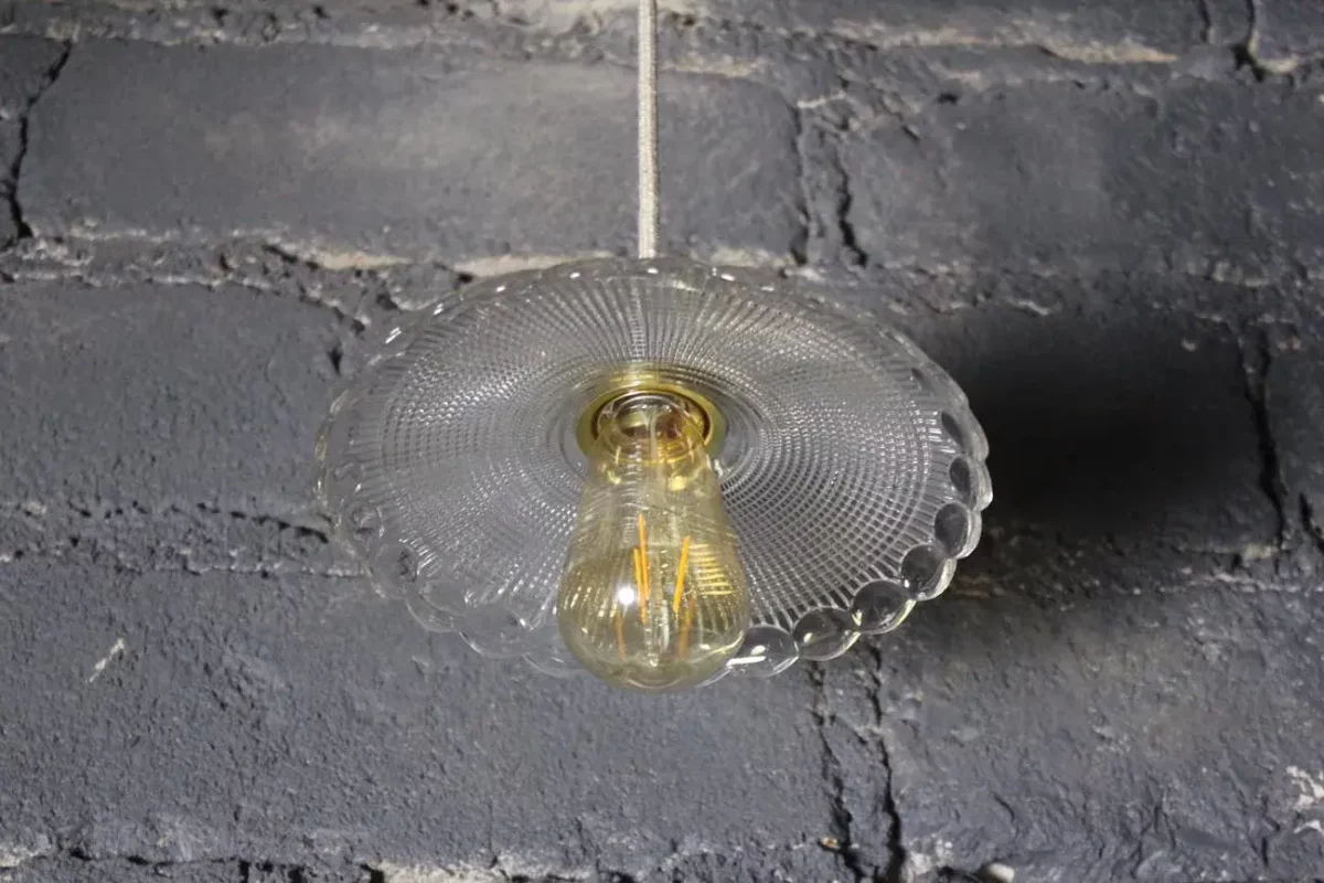 Suspension en verre, pièce d'époque réélectrifiée.