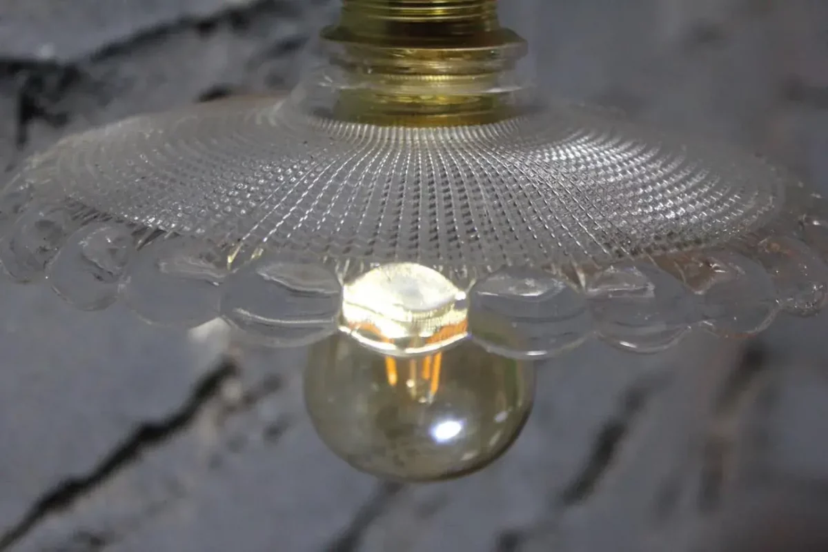 Détail des motifs géométriques de la suspension en verre.