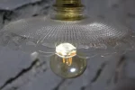 Détail des motifs géométriques de la suspension en verre.