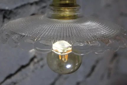 Détail des motifs géométriques de la suspension en verre.