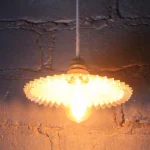 Opaline dentelée, lumière douce et diffuse.