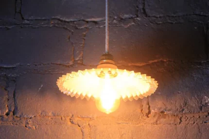 Opaline dentelée, lumière douce et diffuse.