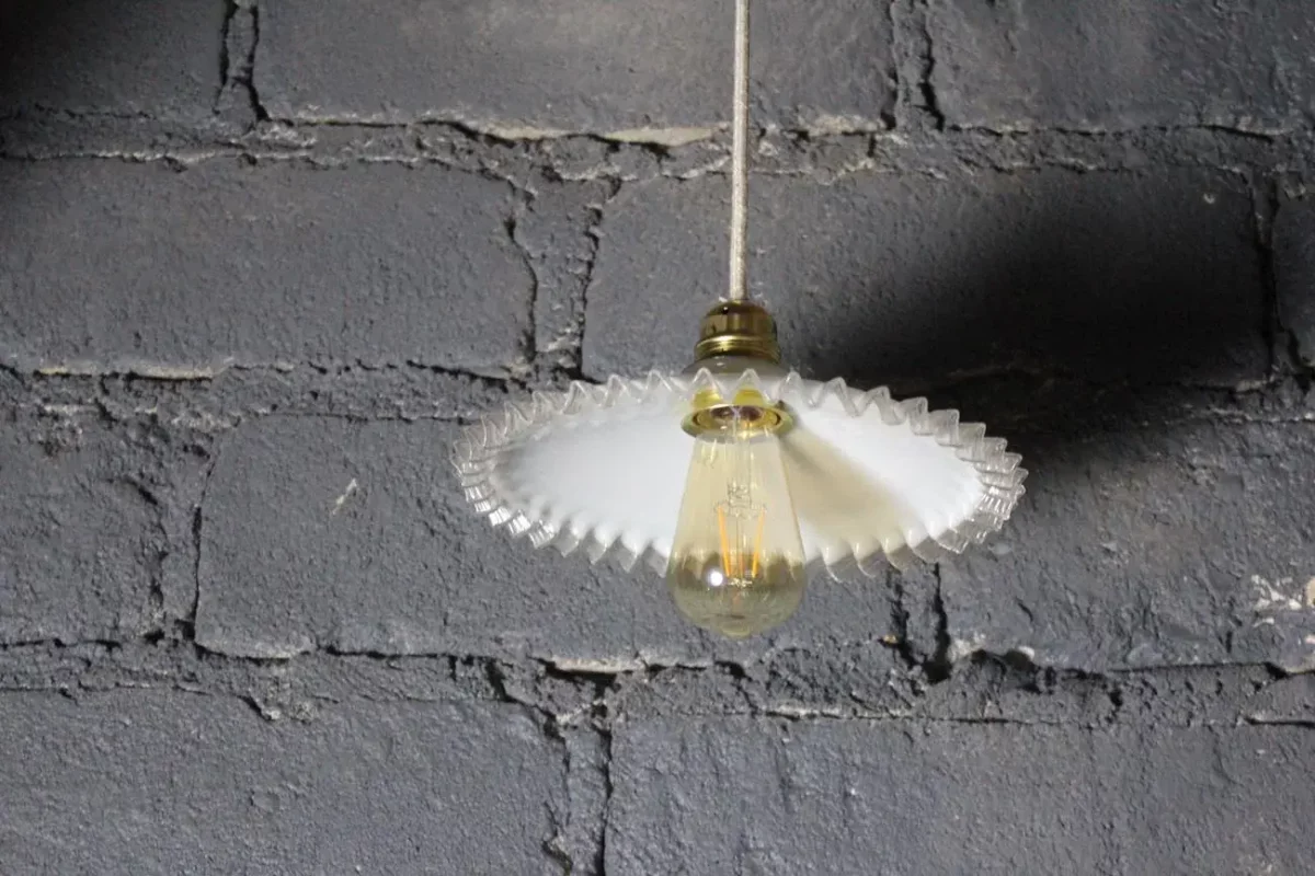 Détail de la douille en laiton et du câble en tissu.
