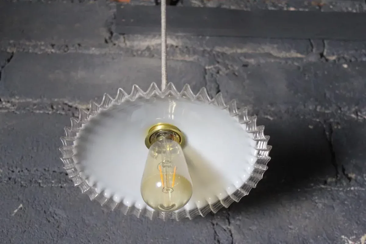 Suspension opaline, vue d'ensemble, design élégant.