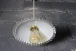 Suspension opaline, vue d'ensemble, design élégant.