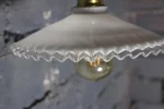 Détail de la douille en laiton E27, suspension opaline.