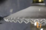Détail des dentelures de l'opaline, suspension vintage.