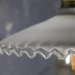 Détail des dentelures de l'opaline, suspension vintage.
