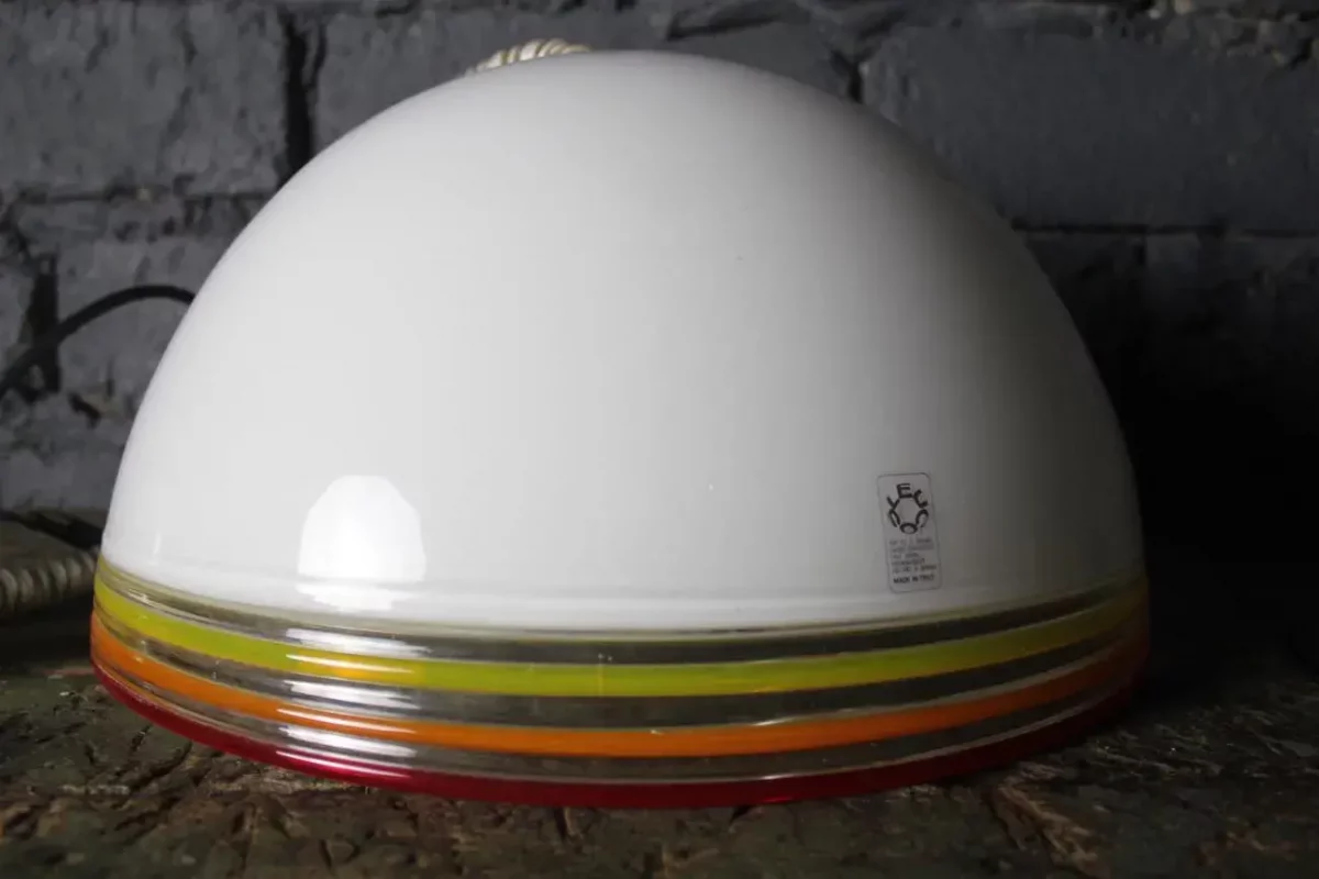 Verre opalin blanc soufflé à Murano, artisanat d'art.