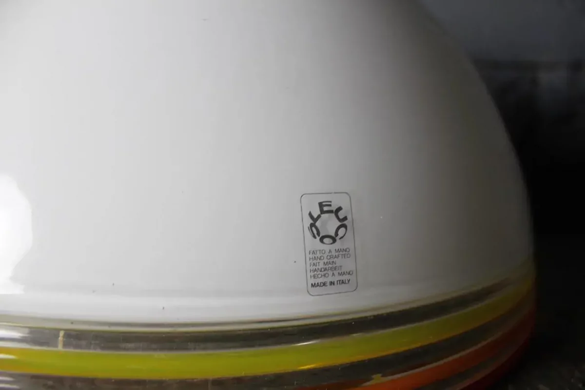 Détail du support de lampe Leucos, design épuré.