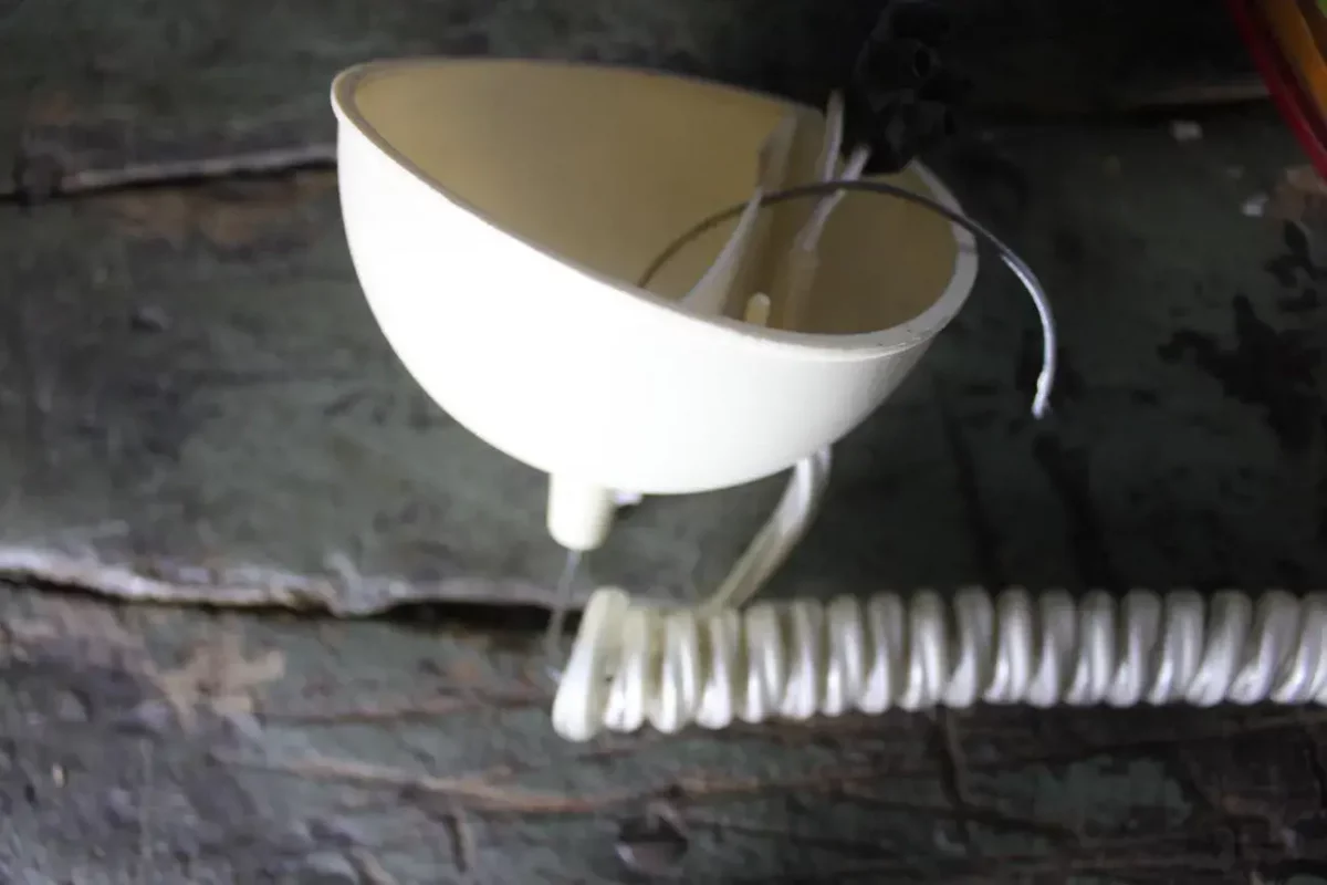 Support de lampe d'origine Leucos avec câble électrique en spirale.