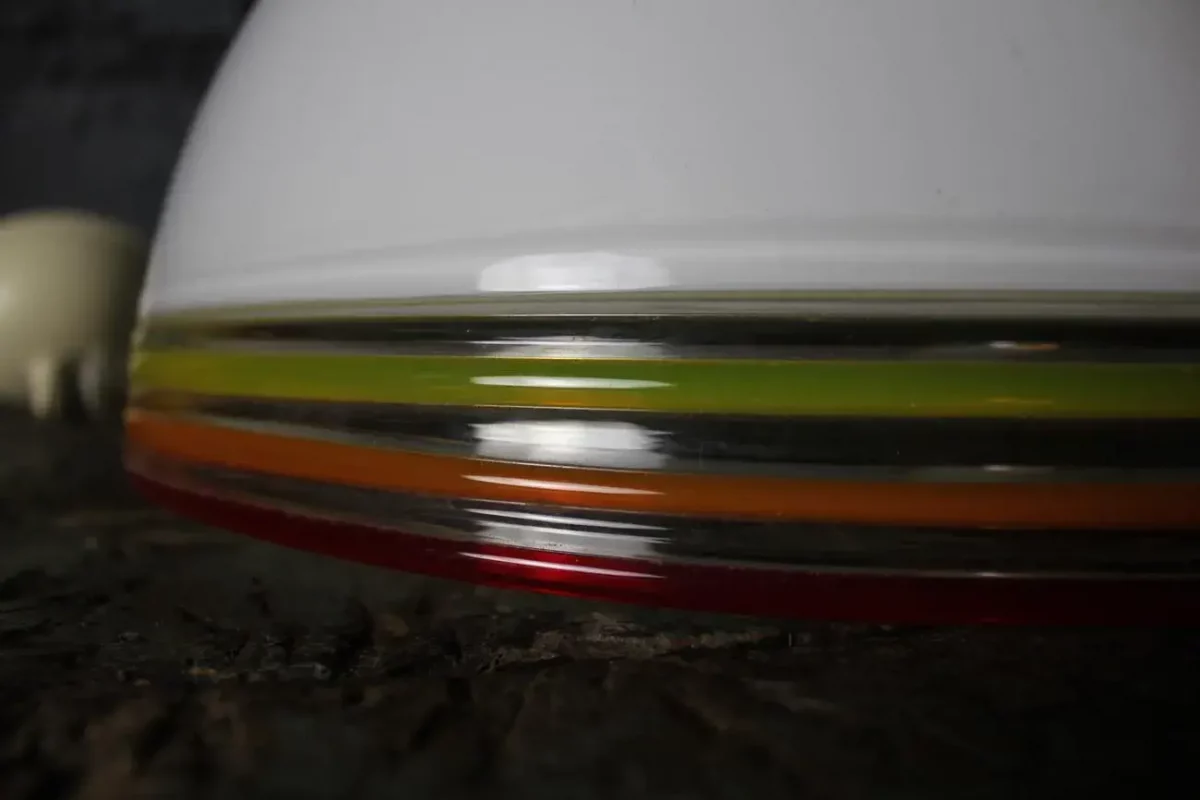 Détail des nervures colorées en dégradé jaune-rouge sur le verre opalin.